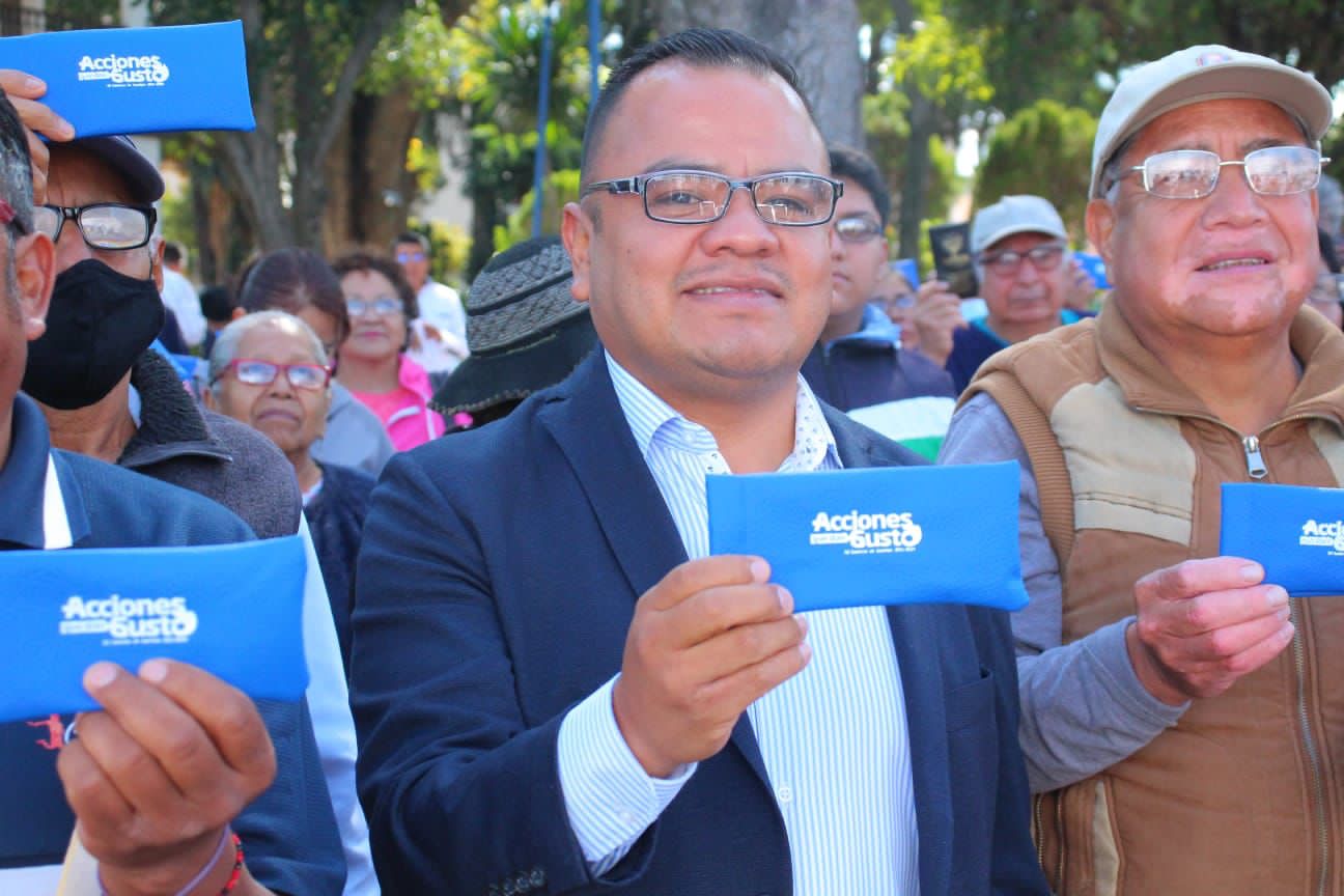 Realiza alcalde de Apetatitlán, Ángelo Gutiérrez, segunda entrega masiva de lentes